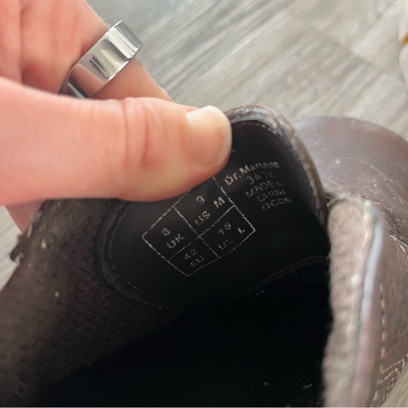 Doc Marten Women's 10/ Men's 9 Leather Shoes - Picture 6 of 10